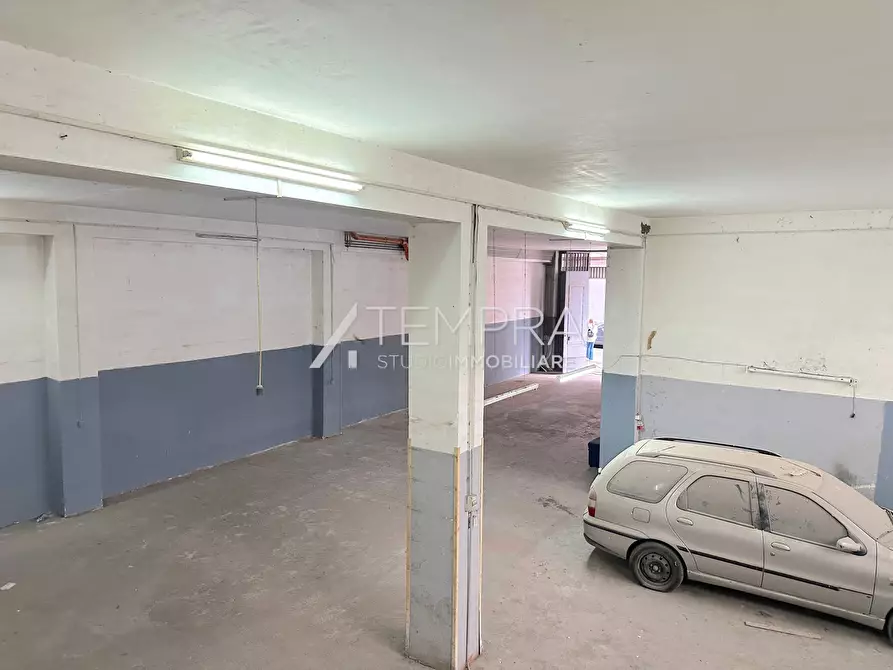 Immagine 18 di Attività artigianale in affitto  in Via dei Fiori a Biancavilla