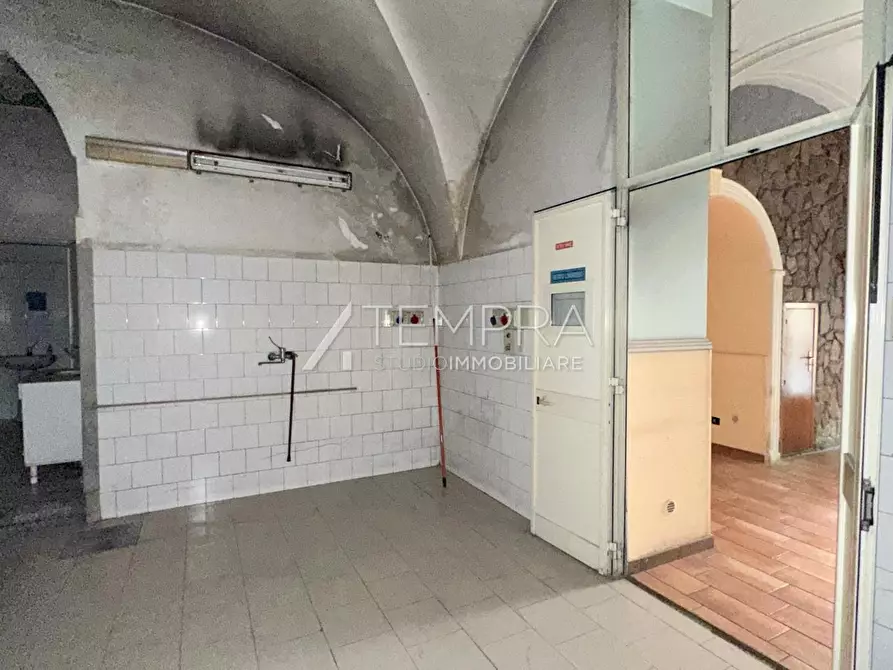 Immagine 8 di Locale commerciale in vendita  a Adrano