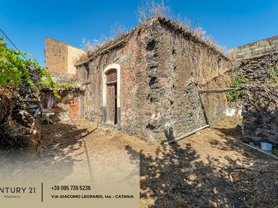 Immagine 21 di Villa in vendita  in Via Manganelli 1 a Mascalucia