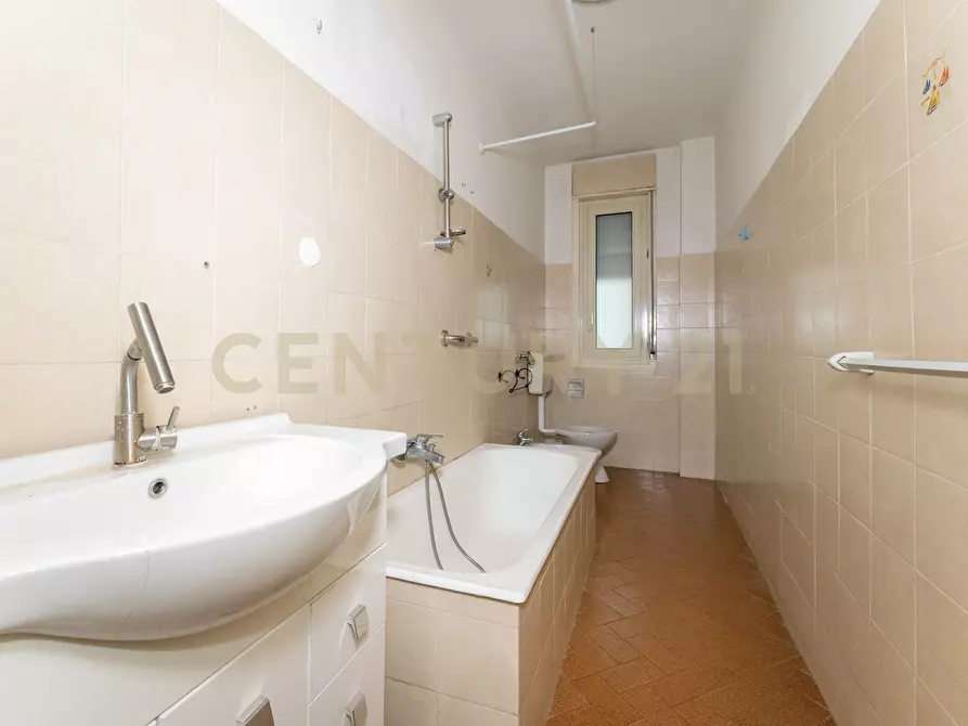 Immagine 30 di Pentalocale in vendita  in Via Due Obelischi 48 a Gravina Di Catania