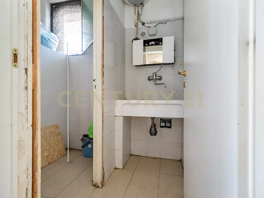 Immagine 10 di Locale commerciale in vendita  in Via Tiziano 10 a Gravina Di Catania