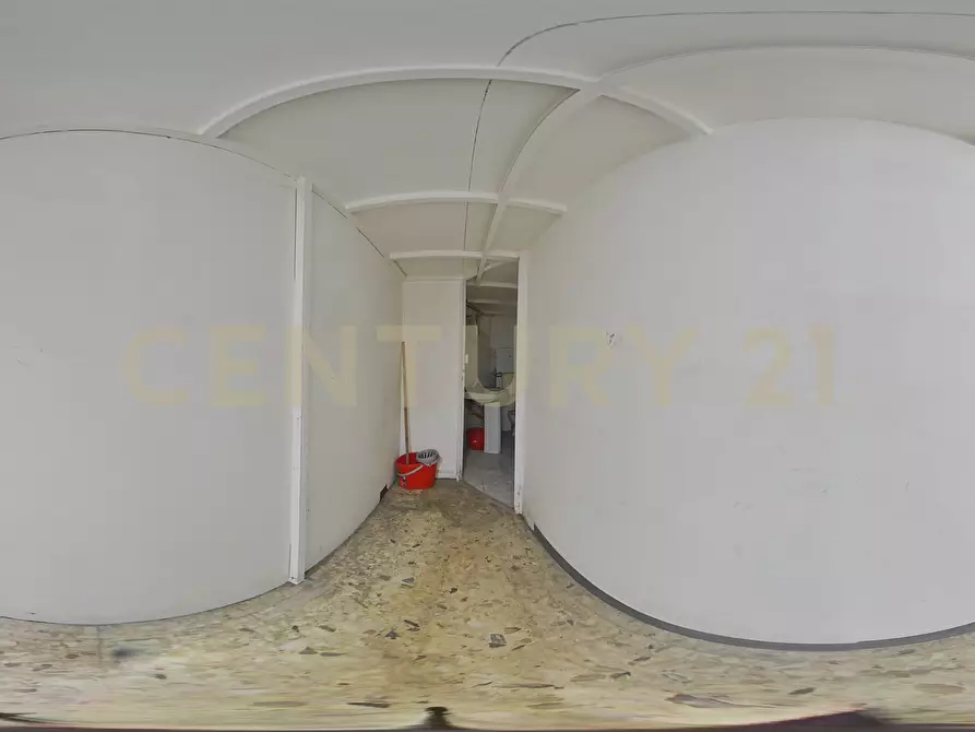 Immagine 28 di Locale commerciale in vendita  in Via Bronte 2l a Catania