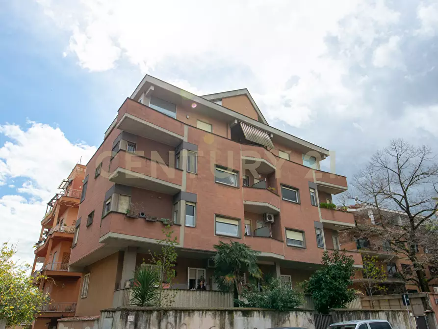 Immagine 12 di Trilocale in vendita  in Via Aurelia 301 a Roma