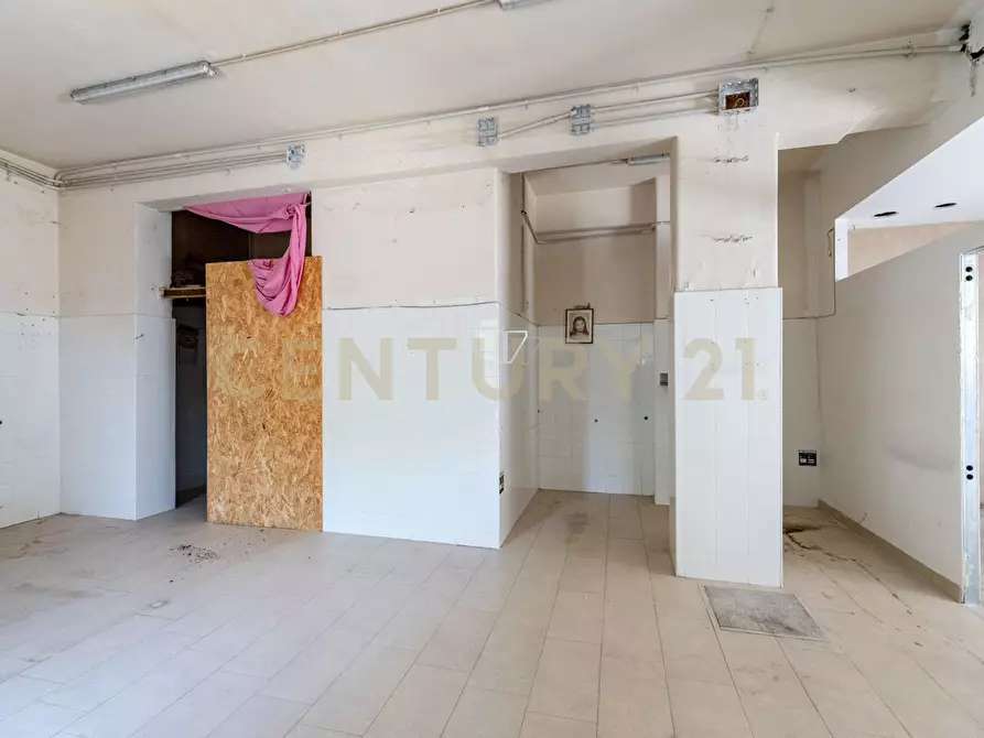 Immagine 13 di Locale commerciale in vendita  in Via Tiziano 10 a Gravina Di Catania