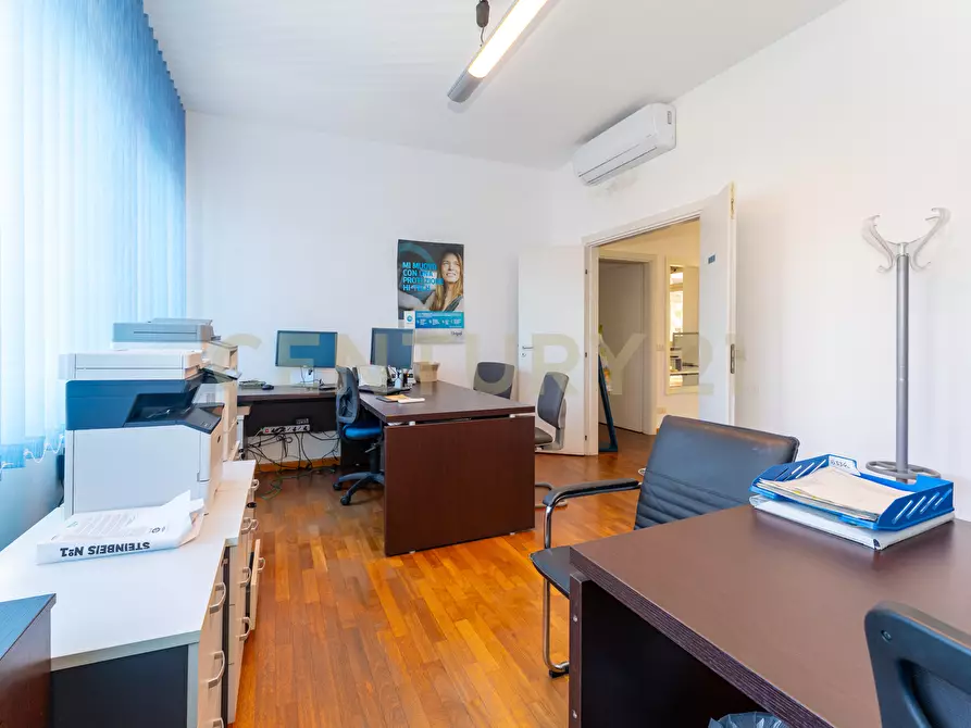 Immagine 19 di Pentalocale in vendita  in Corso Sicilia 64 a Catania