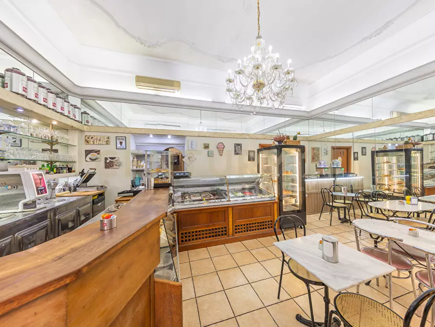 Immagine 12 di Quadrilocale in vendita  in Via Nemorense 26/28 a Roma