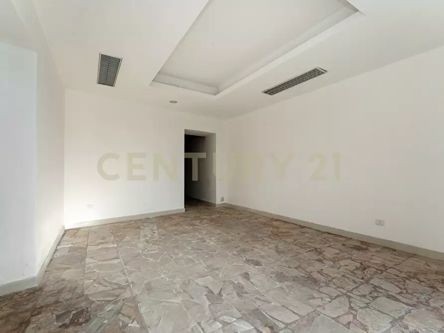 Immagine 35 di Locale commerciale in vendita  in Via Nizzeti 3 a Tremestieri Etneo