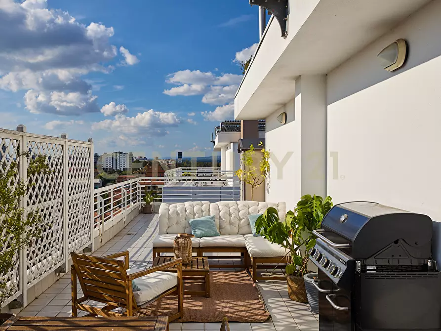 Immagine 12 di Attico in vendita  in Via Guglielmo Petroni 38 a Roma