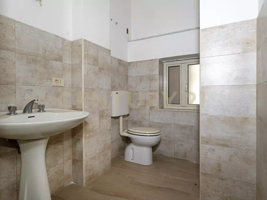 Immagine 50 di Locale commerciale in vendita  in Via Nizzeti 3 a Tremestieri Etneo