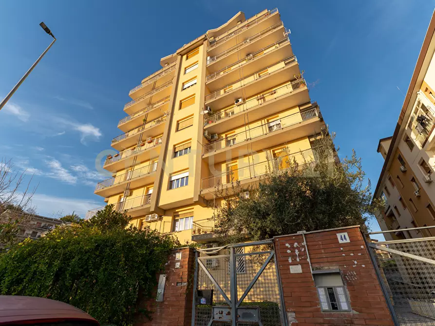 Immagine 1 di Pentalocale in vendita  in Via Due Obelischi 48 a Gravina Di Catania