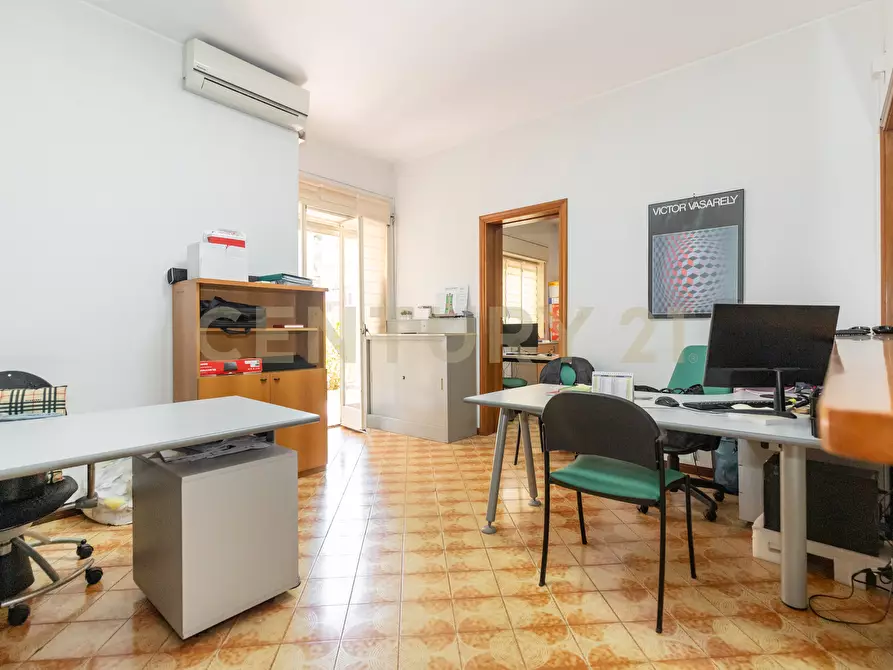 Immagine 8 di Pentalocale in vendita  in Via Grazia Deledda 2 a Catania