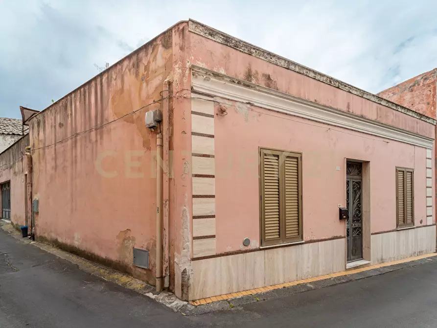 Immagine 1 di Casa indipendente in vendita  in Piazza Guglielmo Marconi 1 a Camporotondo Etneo
