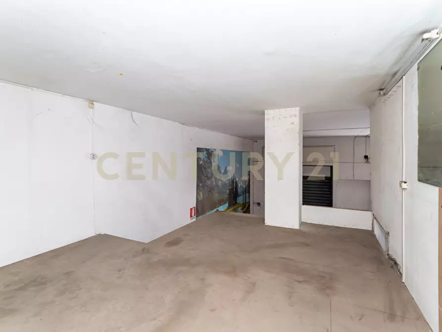 Immagine 16 di Locale commerciale in vendita  in Via Bronte 2 a Catania