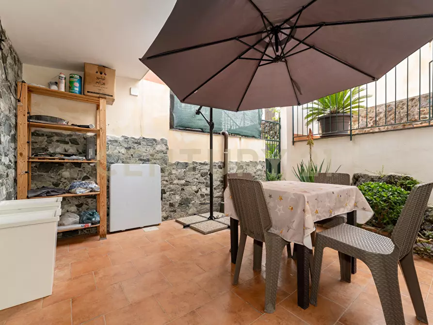 Immagine 46 di Pentalocale in vendita  in Via Crocifisso 26 a Aci Castello