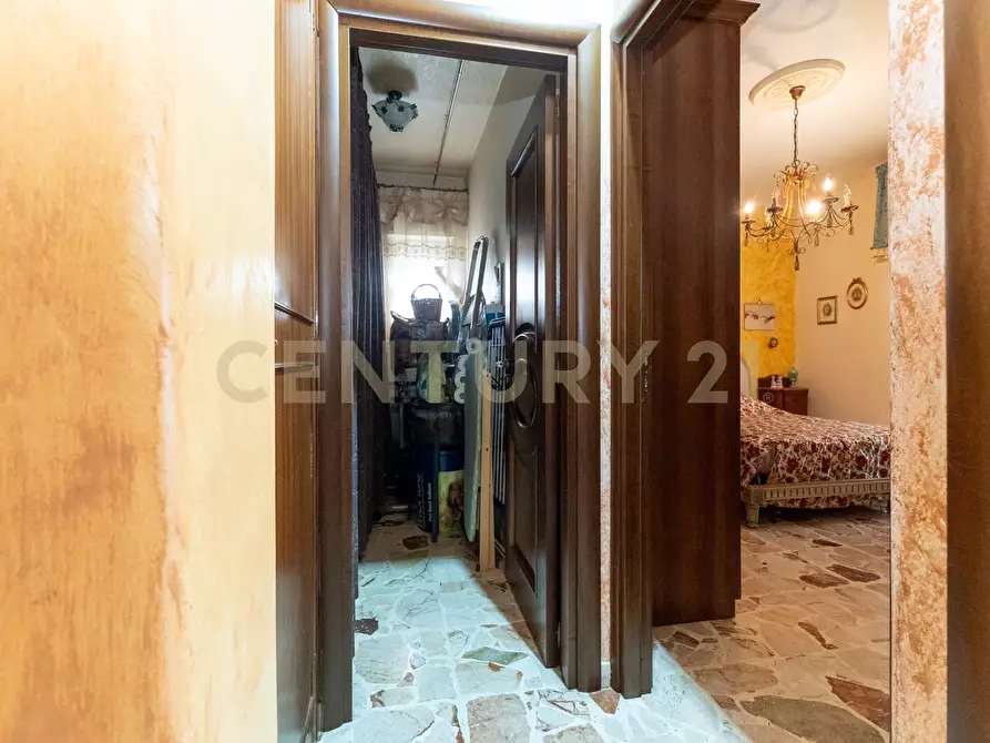 Immagine 43 di Pentalocale in vendita  in Via Carrubella 155 a Gravina Di Catania