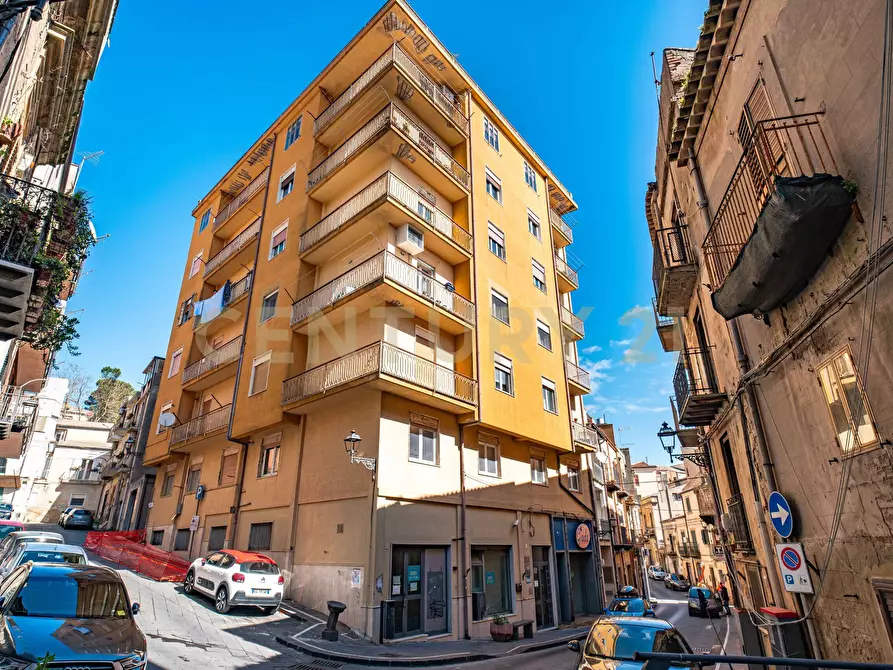 Immagine 1 di Pentalocale in vendita  in Via Roma 135 a Enna