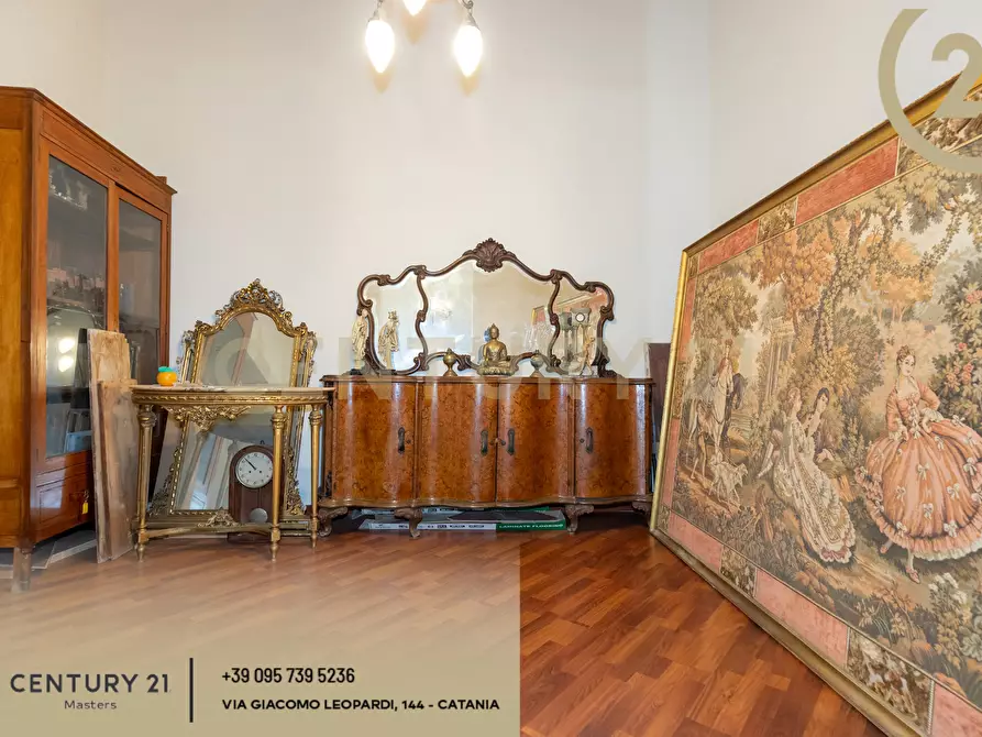 Immagine 77 di Pentalocale in vendita  in Via Etnea 196 a Catania