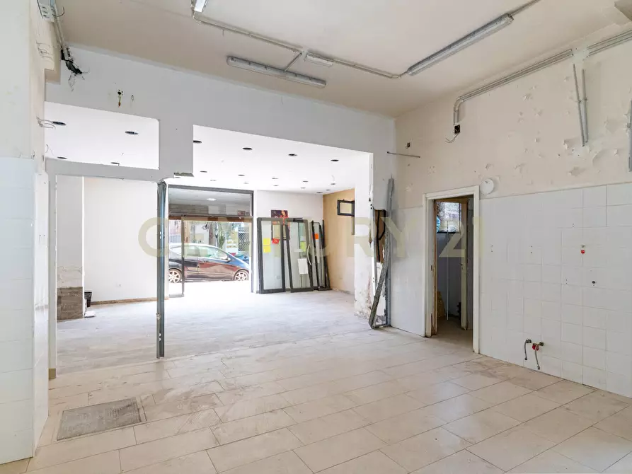 Immagine 16 di Locale commerciale in vendita  in Via Tiziano 10 a Gravina Di Catania