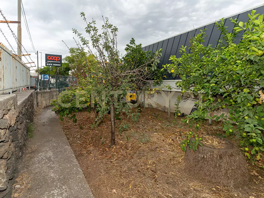 Immagine 18 di Locale commerciale in vendita  in Via Galermo 185 a Catania