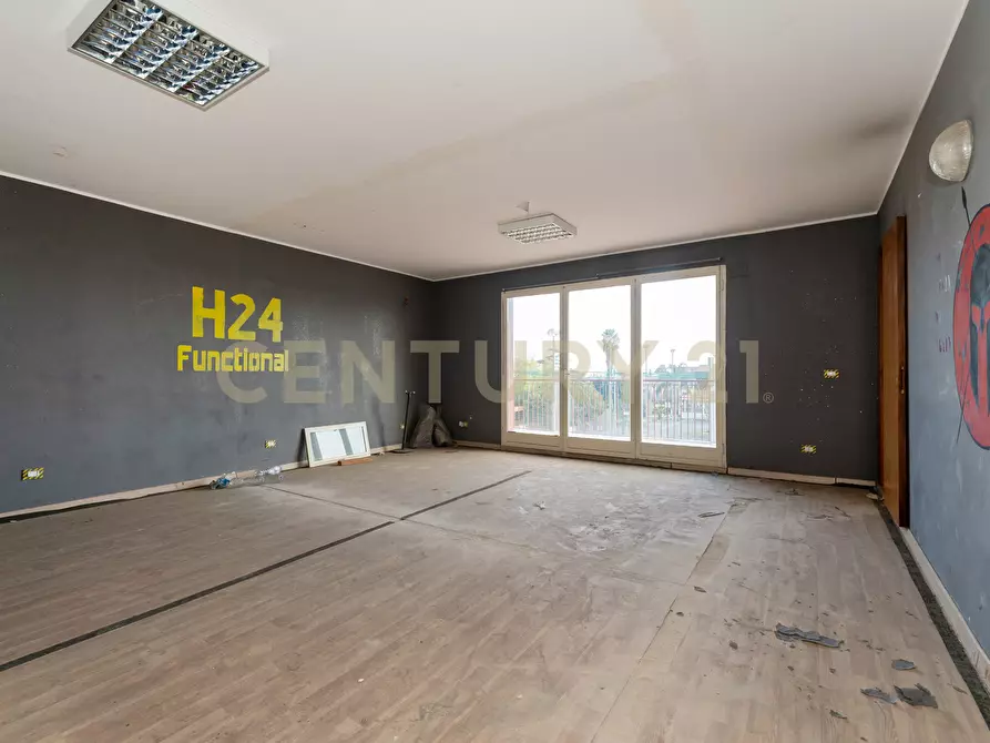 Immagine 55 di Showroom in vendita  in Via delle Scuole 1 a Aci Castello