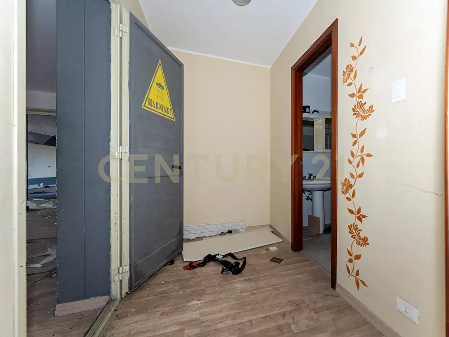 Immagine 49 di Showroom in vendita  in Via delle Scuole 1 a Aci Castello