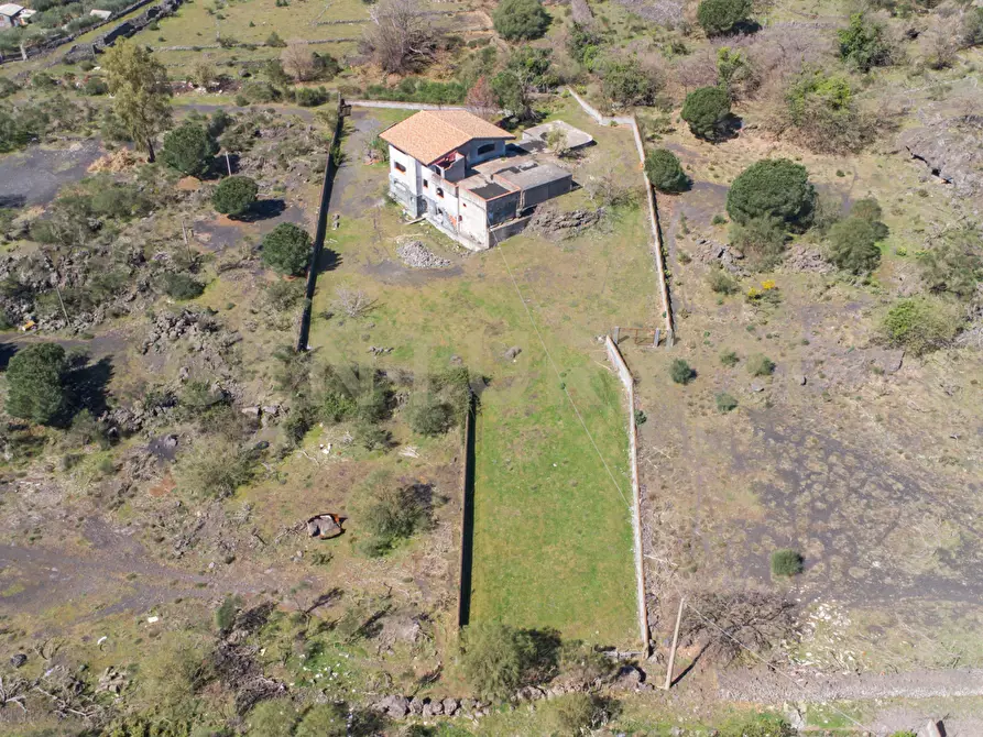 Immagine 2 di Palazzo in vendita  in Via dell'Aria snc a Pedara