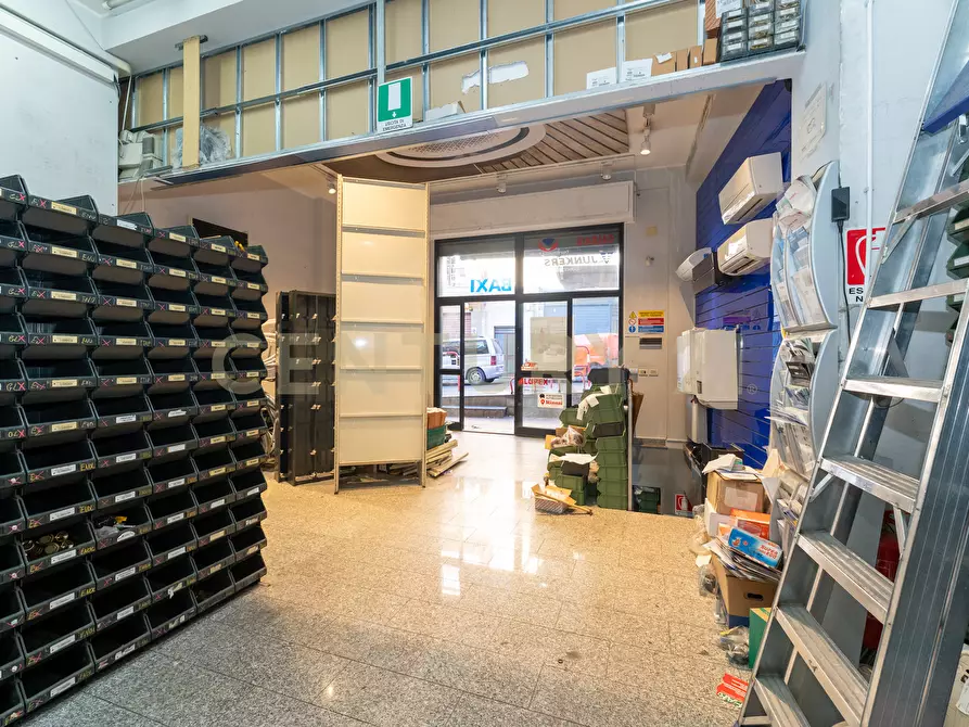 Immagine 6 di Locale commerciale in vendita  in Via Firenze 205 a Aci Castello