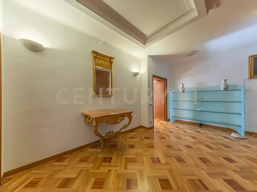 Immagine 5 di Pentalocale in vendita  in Via della Croce 71 a Roma