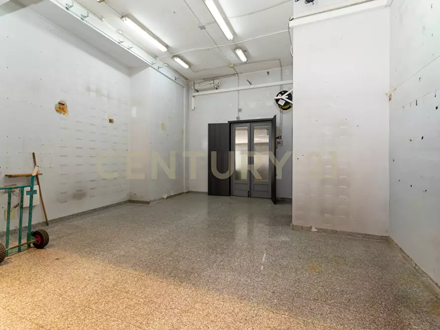 Immagine 6 di Locale commerciale in vendita  in Via Firenze 205 a Aci Castello