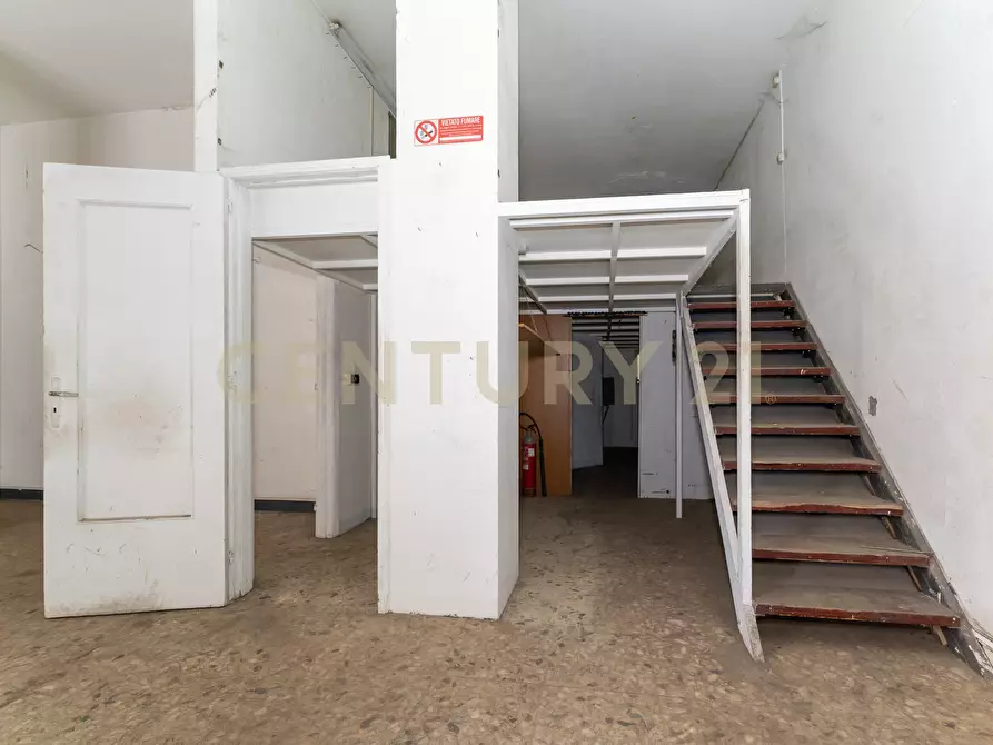 Immagine 14 di Locale commerciale in vendita  in Via Bronte 2l a Catania