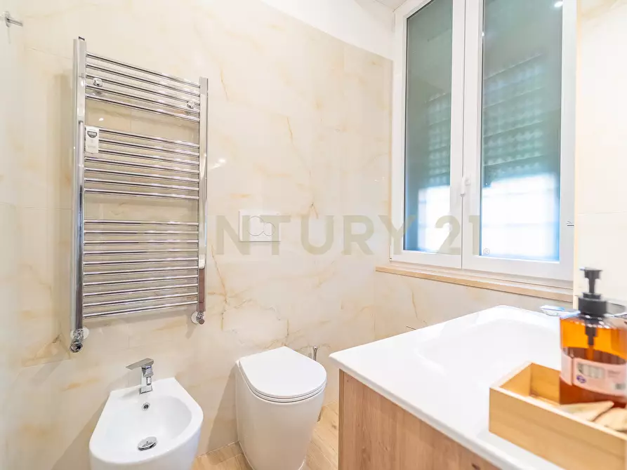 Immagine 15 di Bilocale in vendita  in Via Girolamo Benzoni a Roma