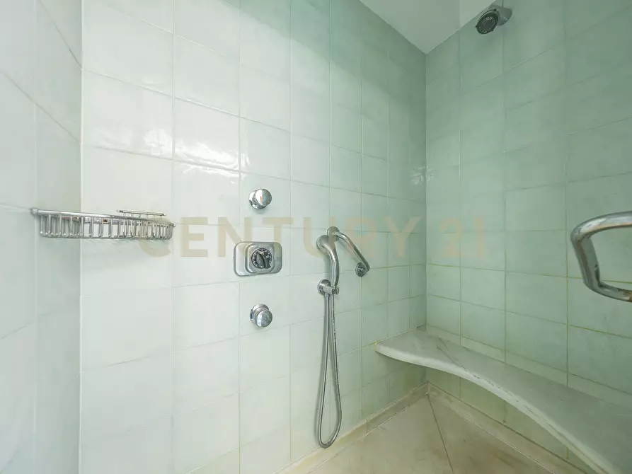 Immagine 54 di Pentalocale in vendita  in Via della Croce 71 a Roma