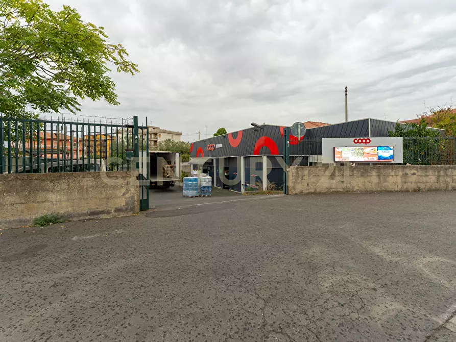 Immagine 25 di Locale commerciale in vendita  in Via Galermo 185 a Catania