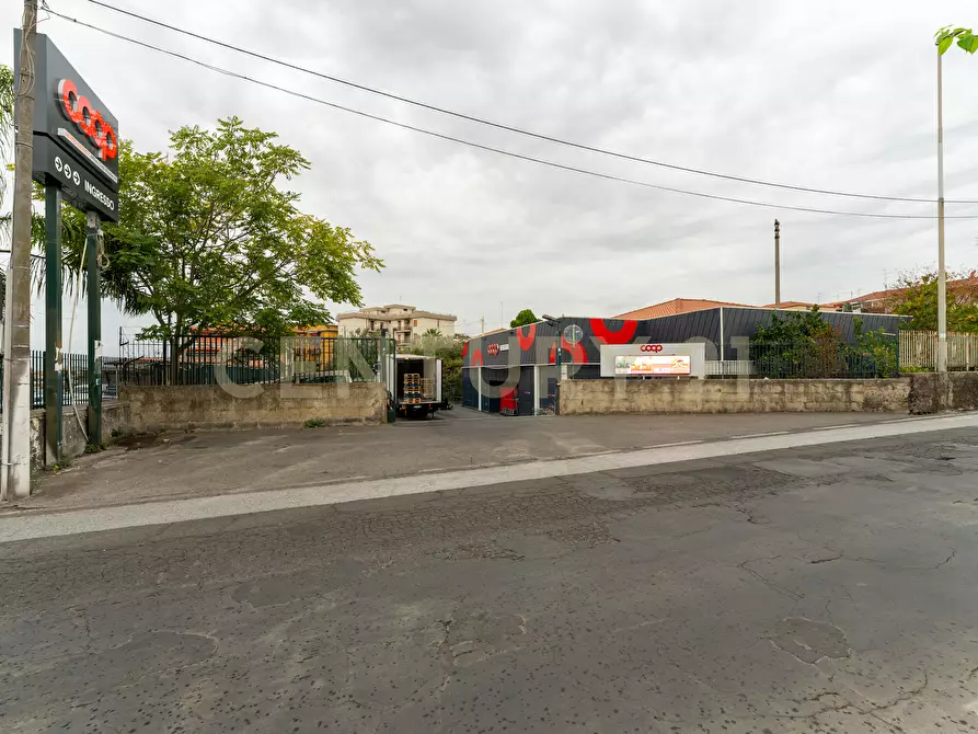 Immagine 6 di Locale commerciale in vendita  in Via Galermo 185 a Catania