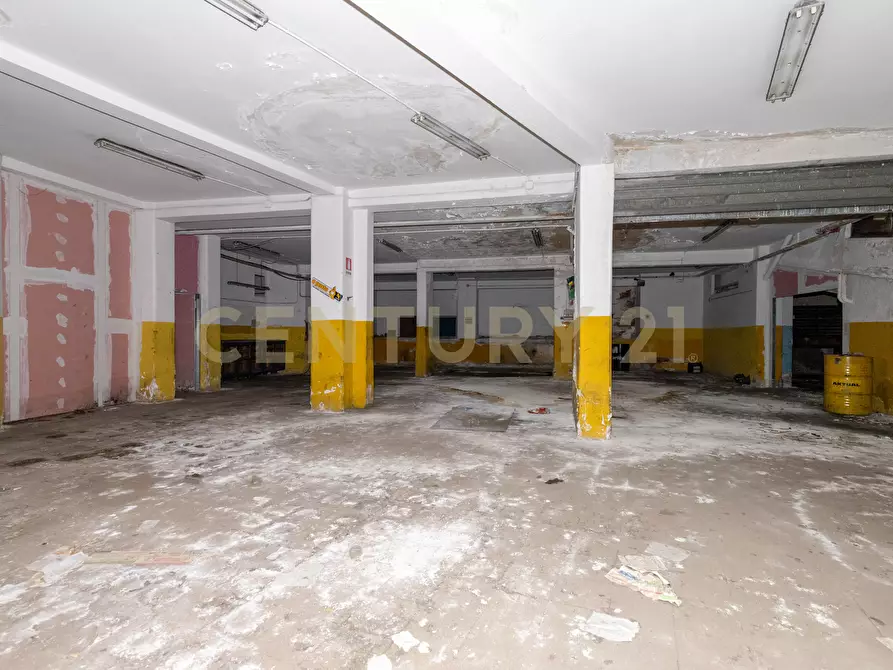 Immagine 27 di Locale commerciale in vendita  in Via Carnazza 37 a Tremestieri Etneo