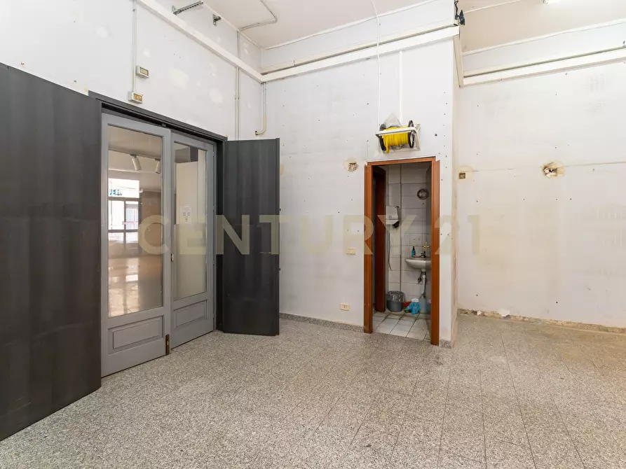 Immagine 15 di Locale commerciale in vendita  in Via Firenze 205 a Aci Castello