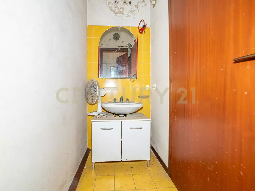 Immagine 8 di Locale commerciale in vendita  in Via Tripoli 185 a Aci Castello