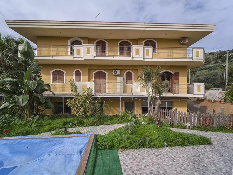 Immagine 3 di Villa in vendita  in Piazza Antonio Stracuzzi 4 a Santa Teresa Di Riva