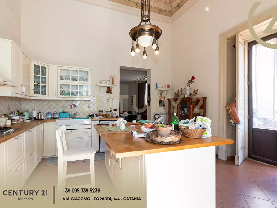 Immagine 102 di Pentalocale in vendita  in Via Etnea 196 a Catania