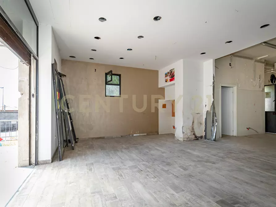 Immagine 5 di Locale commerciale in vendita  in Via Tiziano 10 a Gravina Di Catania