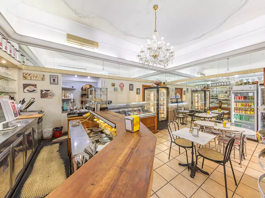 Immagine 14 di Quadrilocale in vendita  in Via Nemorense 26/28 a Roma