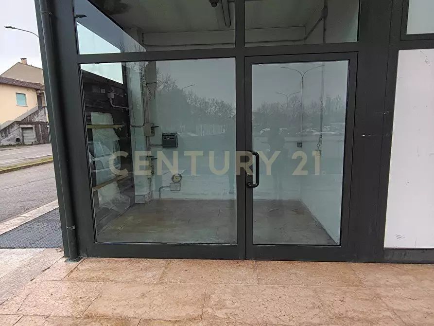 Immagine 2 di Locale commerciale in vendita  in Via degli Scaligeri a Bussolengo