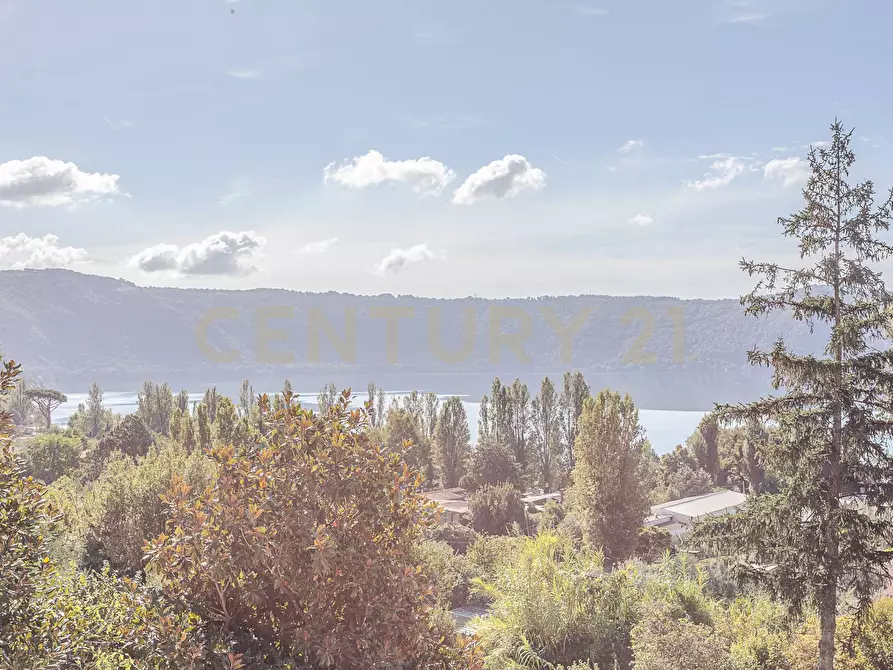 Immagine 2 di Villa in vendita  in Via Spiaggia del Lago 17b a Castel Gandolfo