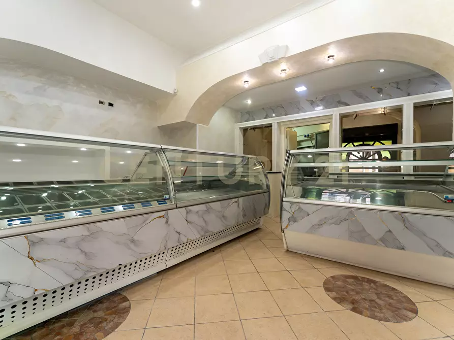 Immagine 10 di Bar / Ristorante in vendita  in Viale Papa Giovanni XXIII 46 a Camporotondo Etneo