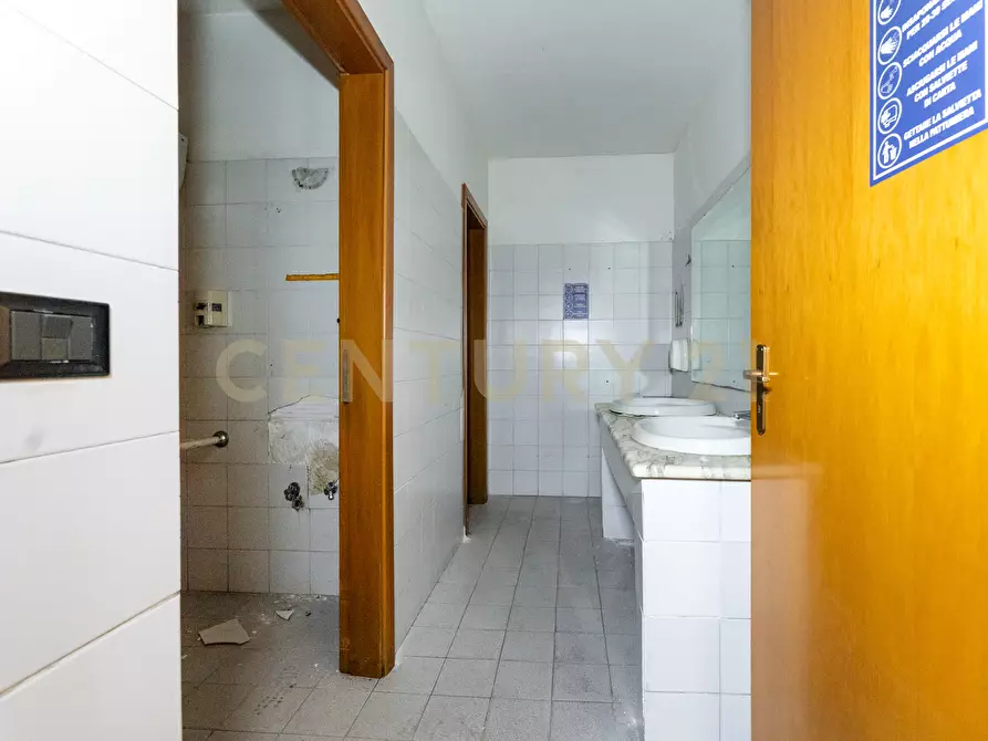 Immagine 27 di Locale commerciale in affitto  in Via Catira 2 a San Gregorio Di Catania