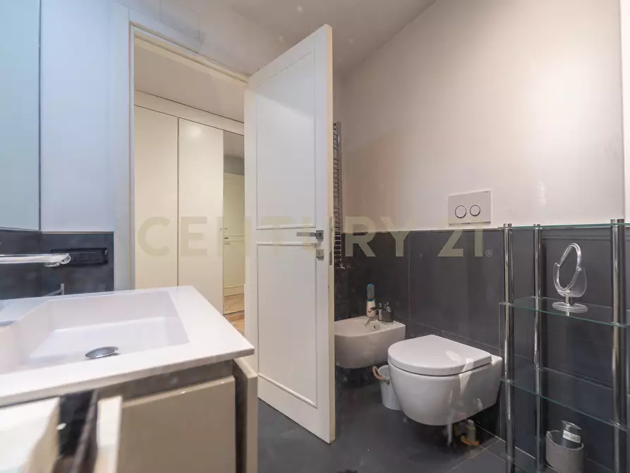 Immagine 45 di Bilocale in vendita  in Via la Sila 14 a Roma