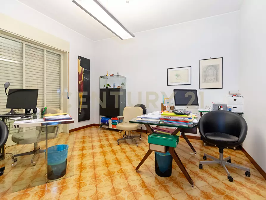 Immagine 16 di Pentalocale in vendita  in Via Grazia Deledda 2 a Catania