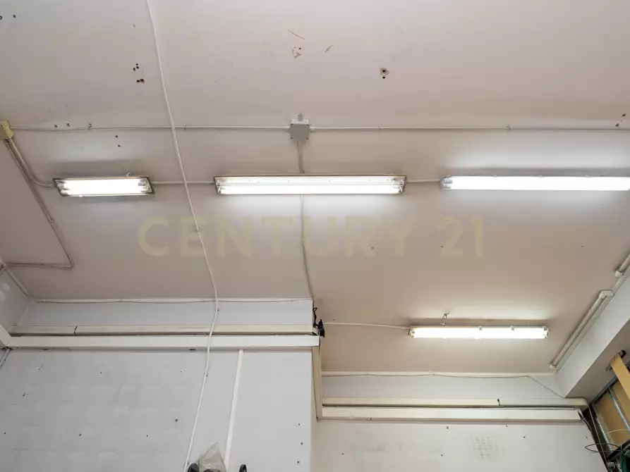 Immagine 13 di Locale commerciale in vendita  in Via Firenze 205 a Aci Castello