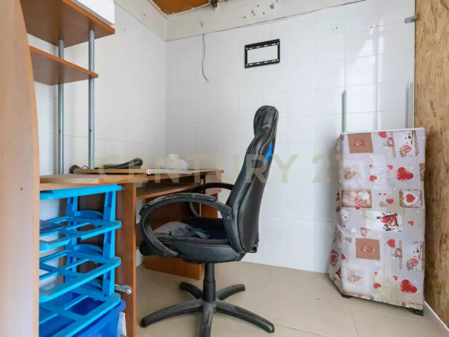 Immagine 15 di Locale commerciale in vendita  in Via Tiziano 10 a Gravina Di Catania