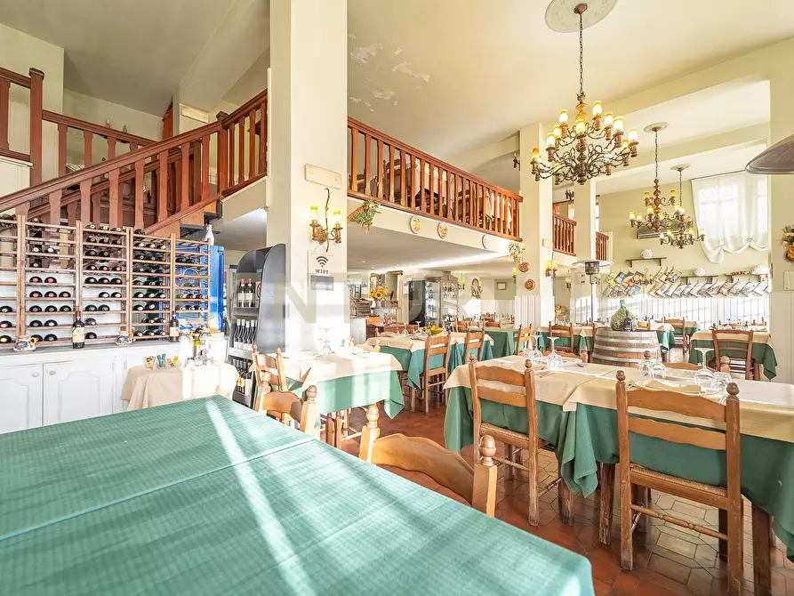 Immagine 9 di Locale commerciale in vendita  in Via Nemorense 17 a Nemi